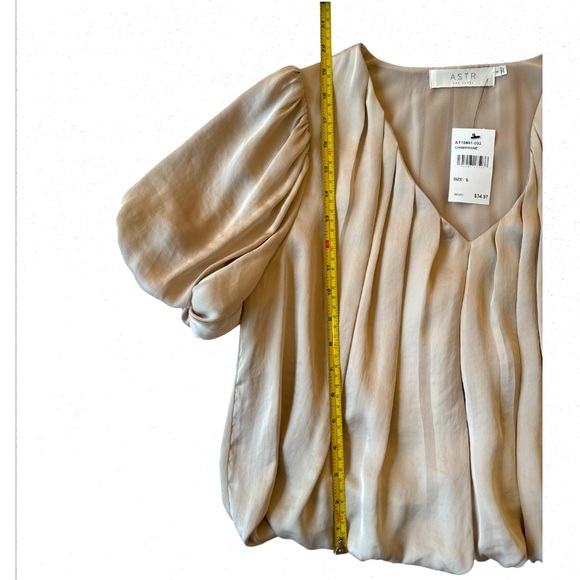 NWT ASTR The Label Bubble Hem Short Sleeve Top In Champagne Size: Small - Picture 6 of 11